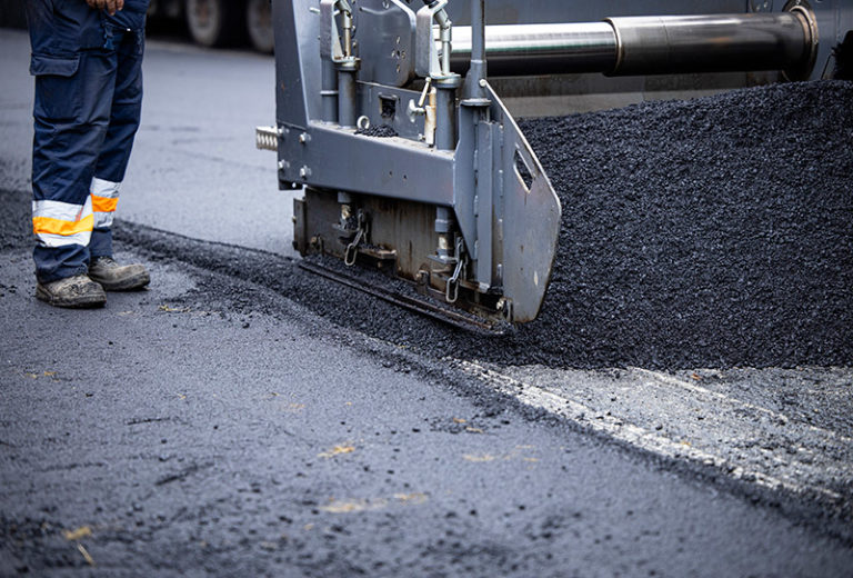 Как укладывают асфальтовую крошку?